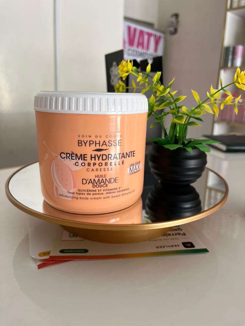 Byphasse Crème Hydratante Corporelle Caresse à l'huile d'amande douce, pot 500 ml
